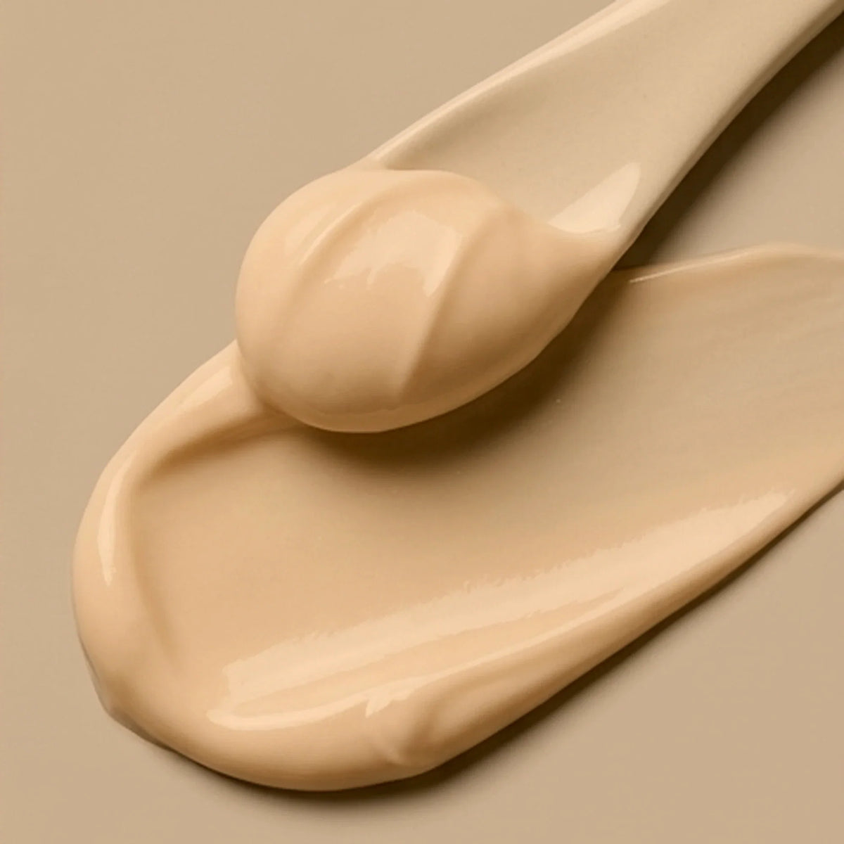 Skindae Unicorn Drip Butter – glow body butter, nude cream texture – ceramic spoon scoop